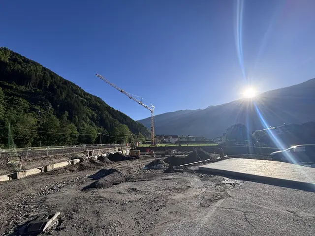 Die Baugrube in der Gemeinde Zell ist groß. Hier entsteht der erste Eurospar im Tal.  | Foto: Haun
