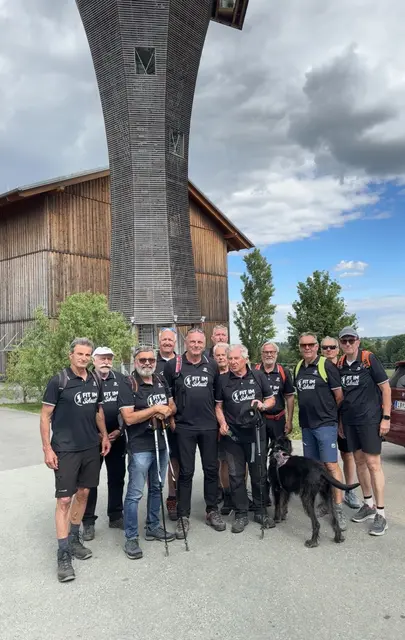 Im Wonnemonat Mai ging es rund um Ehrenhausen: Bei herrlichem Wetter startete die Mai-Tour der Wandergruppe "Fit im Schritt" bei der Vinofaktur in Vogau. Ziel war auch der Wasserturm Weinleiten, direkt an der Grenze zu Ehrenhausen in der Südsteiermark. Es ist ein Aussichtsturm in Form eines Wasserturms mit Ausstellung zum Thema Wasser.

Der Turm ist 27 Meter hoch und kann über 120 Stufen zur Aussichtsplattform erreicht werden. Im Gebäude ist ein Hochbehälter mit 4 Mio. Litern Nutzinhalt.

Beim Buschenschank Skoff wurde die wohlverdiente Jause eingenommen. Im Juni geht es Richtung Karnerberg-Spitz. Diese Wanderung wird von Anton Rupp und Helmut Moder organisiert. | Foto: Helmut Schwimmer