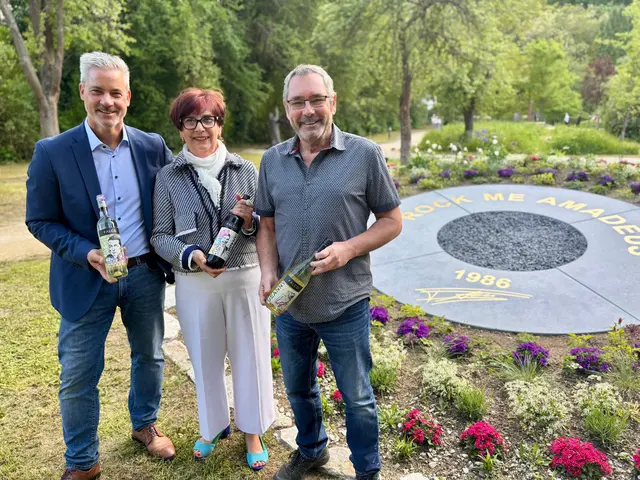 Manfred Bannert, Vizebürgermeisterin Paula Uitz und Ronnie Seunig im Garten mit dem Falco-Wein. | Foto: Markus Kahrer