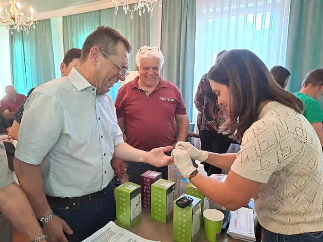 Auch Bürgermeister Martin Csebits ließ sich von Lisa Maria Binder "pieksen". | Foto: Nachbarschaftshilfe Plus