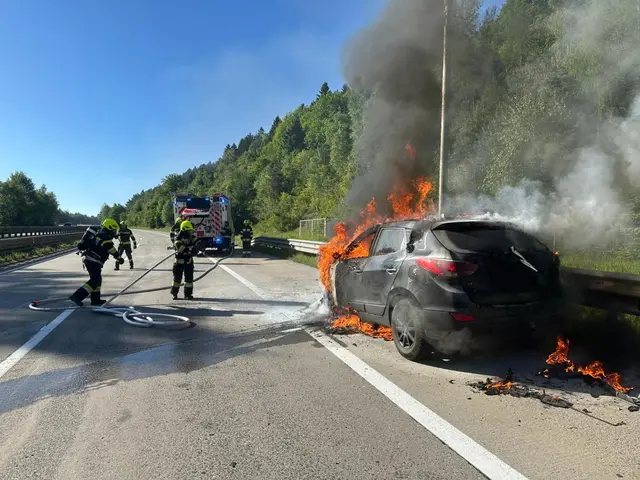 Pkw stand auf der Tauernautobahn in Vollbrand