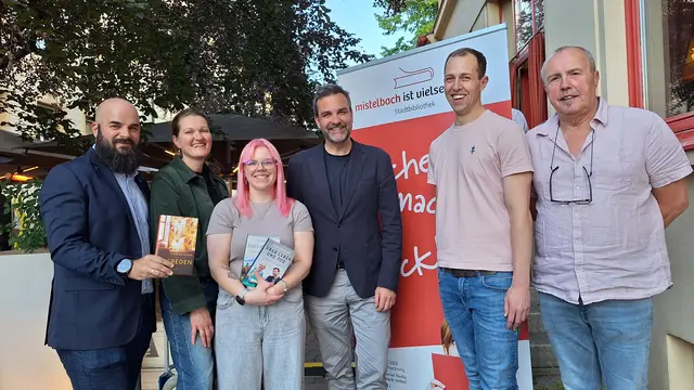 Gemeinderat Franz Fichtinger, Bibliotheksleiterin Beatrice Hrusa, Natalie Ahlff von der Buchhandlung Kral-Mistelbach, Florian Klenk, Max und Walter Kruspel vom Café Harlekin
  | Foto: Hrusa