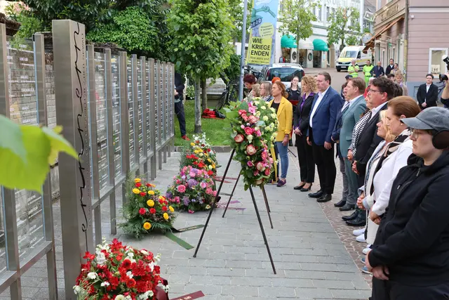Kranzniederlegung zur Würdigung der verschiedenen Opfergruppen | Foto: Boris Novak