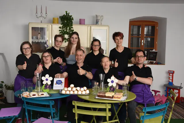 Das Team vom TeeCafé Lebensg´fühl mit Leiterin Claudia Maoitzi (hinten, rechts) und Teehausplanerin MArtina Kuster (hinten, Mitte). | Foto: MeinBezrik.at