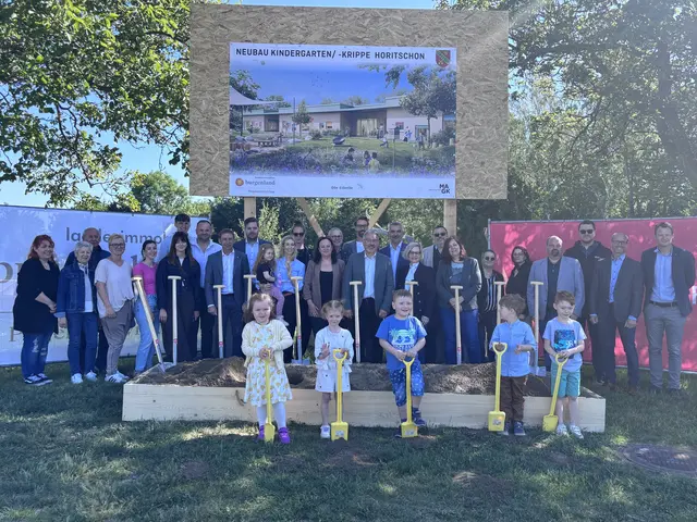 Vertreter aus Politik, Planung und Bau setzen den Startschuss für eines der größten Infrastrukturprojekte der Gemeinde mit Platz für bis zu 100 Kinder. Auch die Kindergartenkinder aus Horitschon waren beim Spatenstich mit dabei. | Foto: Rosenberger Victoria