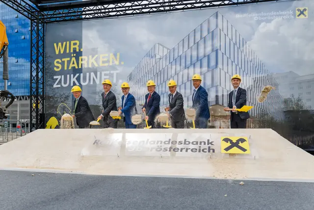 Von links: Georg Schöppl, Vorstandssprecher der Österreichischen Bundesforste, Erich Wiesner, geschäftsführender Eigentümer WIEHAG, Bürgermeister der Stadt Linz Dietmar Prammer, OÖ Landeshauptmann Thomas Stelzer, RLB OÖ-Aufsichtsratspräsident Volkmar Angermeier, RLB OÖ-Generaldirektor Reinhard Schwendtbauer, Beteiligungs- und Immobilienvorstand der RLB OÖ Gerald Aichhorn | Foto: RLB OÖ/elephants 5