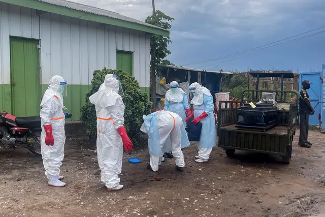 Österreich reagierte mit einer Reisewarnung der höchsten Sicherheitsstufe. Medizinisches Personal in Schutzkleidung (PPE) steht am Donnerstag, 21. Mai, neben einem Sarg mit einem an Ebola verstorbenen Patienten auf einem Anhänger vor einem Krankenhaus in Rwampara. | Foto: APA-Images / AFP / SEROS MUYISA