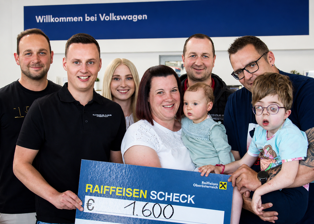 Scheckübergabe (von links): Dominik Kastl, Felix Fuchs, Patrizia Stölnberger, Karin Affenzeller mit Magdalena, Peter Kindermann sowie Markus Gusenbauer mit Lara. | Foto: MeinBezirk/Roland Wolf