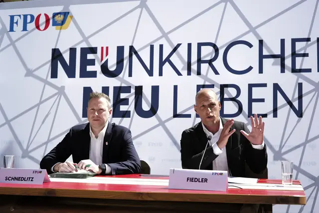 Michael Schnedlitz und Helmut Fiedler bei der Pressekonferenz im Neunkirchner Bräuhaus-Garten. | Foto: Santrucek