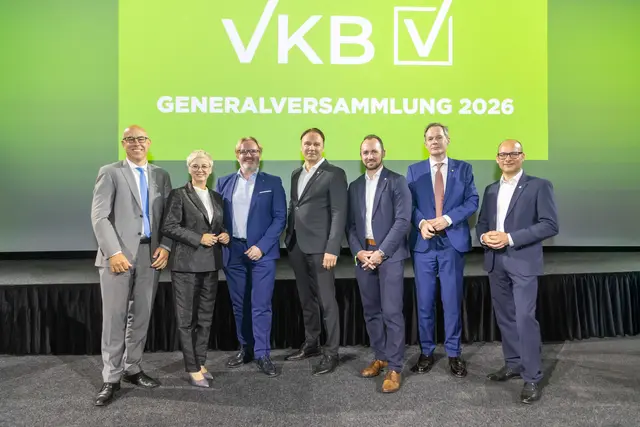 Top-Ökonom Gabriel Felbermayr, IV-Präsident Thomas Bründl, WKOÖ-Präsidentin
Doris Hummer sowie der VKB-Vorstand mit Vorstandsdirektor Alexander
Novak, Generaldirektor Markus Auer und den Vorstandsdirektoren Markus Forsthuber und Oliver Schmölzer. | Foto: Cityfoto