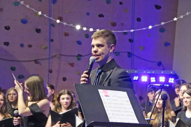 Chorleiter Nico Lehmann, derzeit Zivi beim Roten Kreuz,  hat den Jugendchor Naarn als 15-jähriger(!) im Jahr 2022 gegründet. | Foto: Eckhart Herbe