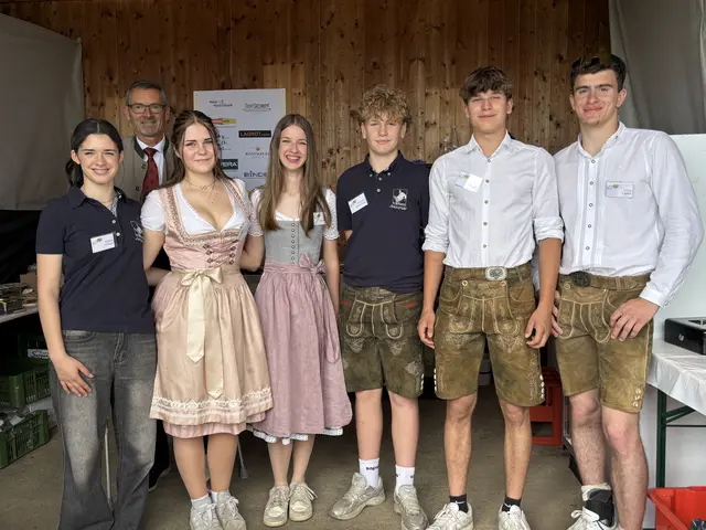 Direktor Reinhold Holler mit Schülerinnen und Schülern bei der Endstation des Sauvignon Gipfel | Foto: MeinBezirk/Waltraud Fischer
