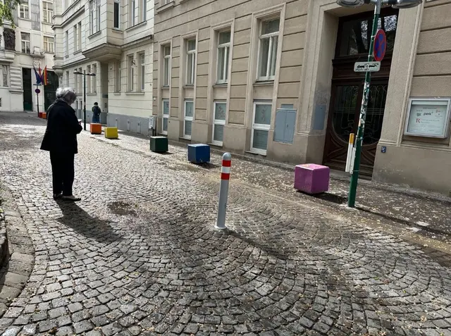 Neuer Poller am Hamerlingplatz verhindert Zufahrt für Fahrtendienst
