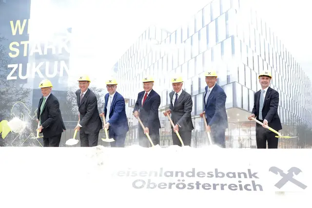 Von links: Georg Schöppl, Vorstandssprecher der Österreichischen Bundesforste, Erich Wiesner, geschäftsführender Eigentümer WIEHAG, Bürgermeister der Stadt Linz Dietmar Prammer, OÖ Landeshauptmann Thomas Stelzer, RLB OÖ-Aufsichtsratspräsident Volkmar Angermeier, RLB OÖ-Generaldirektor Reinhard Schwendtbauer, Beteiligungs- und Immobilienvorstand der RLB OÖ Gerald Aichhorn. | Foto: RLB OÖ