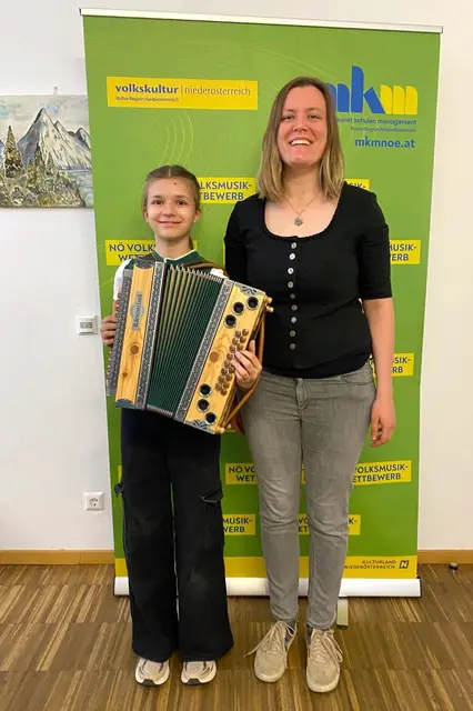 Letizia Nöbauer mit Lehrerin Ariane Buck. | Foto: Musikschule