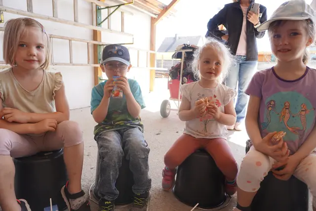 Nach der harten Arbeit auf der Baustelle gab es für die Kinder eine Jause zur Stärkung. | Foto: Jennifer Flechl / MeinBezirk