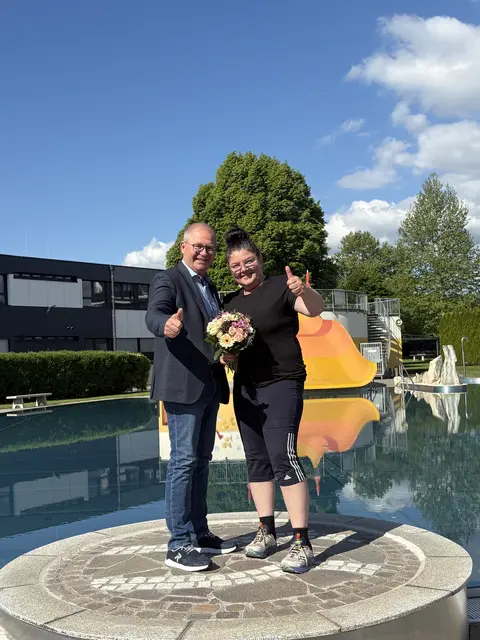 Natalija Titikalova ist die neue Pächterin des Voitsberger Badebuffets, hier mit Bürgermeister Bernd Osprian. | Foto: H. Rueß/Stadtgemeinde Voitsberg