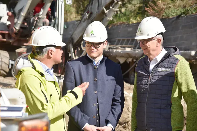 Bei einem Lokalaugenschein, v. li.:  Markus Moser (Wildbach- und Lawinenverbauung Gebietsleiter Lungau), Landesrat Maximilian Aigner und St. Michaels Bürgermeister Manfred Sampl. (St. Michael im Lungau, 4.5.2026) | Foto: Land Salzburg/Franz Neumayr