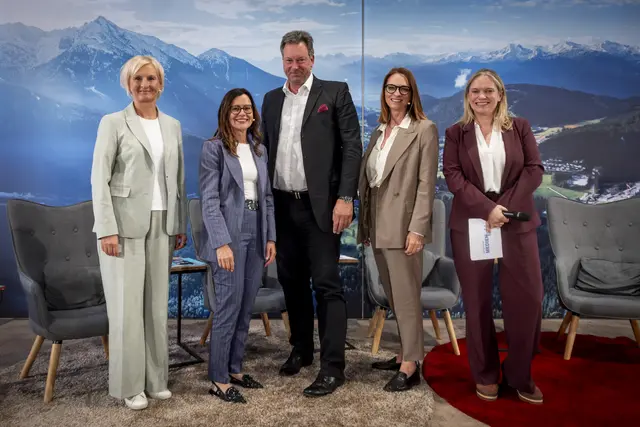 Unter der Leitung von Corinna Milborn (Pro7Sat1Puls4 GmbH) diskutieren Silvia Lieb (CEO Moser Holding), Esther Mitterstieler (Landesdirektorin ORF Tirol), Xenia Daum (Geschäftsführerin Kleine Zeitung) und Friedrich Dungl (GF Verband der Regionalmedien Österreich). | Foto: proMedia/Hetfleisch
