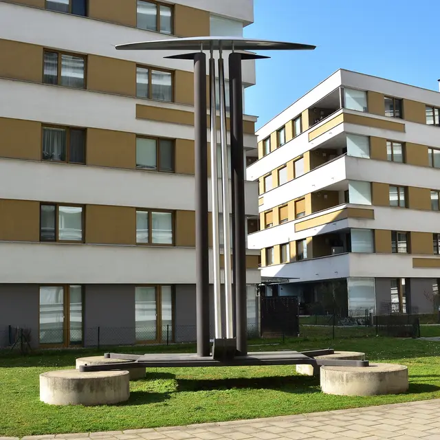 Skulptur "Botschaft aus Atlantis" von Albrecht Fürthner inmitten einer Wohnhausanlage in Wien-Liesing. | Foto: Hans-Peter Kriener