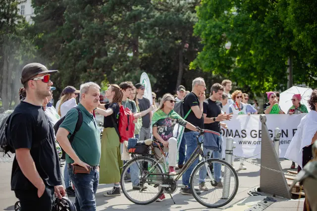 Für die Protestierenden ist klar, dass Dienstwagen- und Dieselprivileg sozial gerecht ökologisiert werden muss.  | Foto: Fridays For Future Austria
