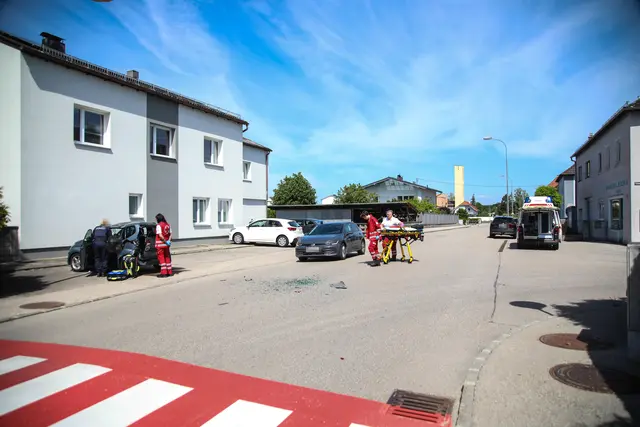 Ein Pkw krachte in Marchtrenk in das Heck eines Mopetautos – dessen Lenkerin wurde dabei verletzt. | Foto: laumat.at
