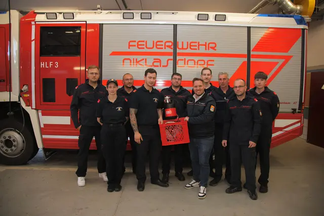 FPÖ-Klubobmann Marco Triller übergab der Feuerwehr Niklasdorf ein Kellerentwässerungsset im Wert von rund 560 Euro. | Foto: FPÖ