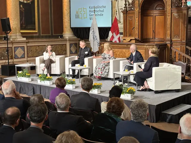 Die Gruppendiskussion im großen Festsaal der Universität Wien beim Festakt zum 80-jährigen Jubiläum der KHG: Moderatorin Johanna Setzer (M.), Franz Haslinger (2.v.r.), enger Vertrauter des KHG-Gründers Karl Strobl, ehemalige KHG-Bildungsreferentin Gudrun Trausmuth (r.), KHG Leiter Pater Simon De Keukelaere (2.v.l.) und die Pychologiestudentin Miriam Haslauer (l.). | Foto: Mathias Kautzky/MeinBezirk