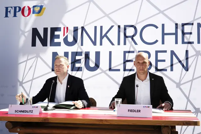 FPÖ-Generalsekretär Michael Schnedlitz steht hinter Helmut Fiedler