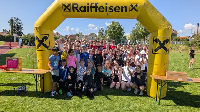Am Sportplatz des Gymnasiums Horn fand der erste Schul-Charity-Run des Gymnasiums Horn gemeinsam mit der Volksschule Horn statt. | Foto: Manuela Kopper