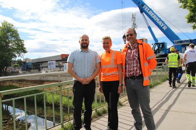 Foto: Bildtext: Stadträtin Sandra Wassermann, BA sowie Dipl.-Ing. Daniel Sebö und Ing. Daniel Domenig von der Abteilung Straßenbau und Verkehr waren beim Einheben des Tragwerks dabei. Foto: StadtKommunikation/Spatzek