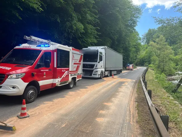 In den Kremser Reihen in Fahrtrichtung Voitsberg stand ein hängengebliebener Lkw, der viel Öl verloren hatte. | Foto: FF Krems