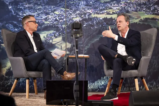 Der deutsche Medienwissenschaftler Bernhard Pörksen (Universität Tübingen) über die Konsequenzen des aktuellen Medienwandels im Gespräch mit dem Schweizer Medienexperten Markus Spillmann. | Foto: proMedia/Hetfleisch