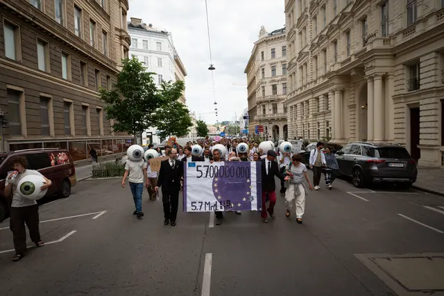 Fridays For Future versuchte sich an einer kabarettistischen Darbietung mit überdimensionierten Augen.  | Foto: Fridays For Future Austria