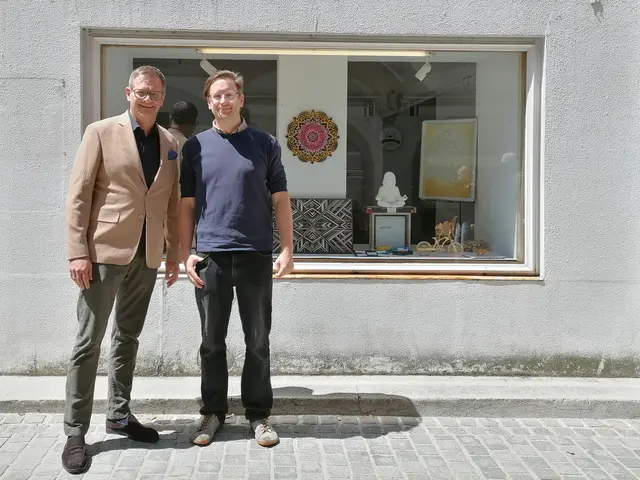 Robert Hartlauer (links) und Tobias Zachl präsentieren die vom Verein Steyr-Werke gestaltete Auslage.  | Foto: Steyr / Stadt.Impuls