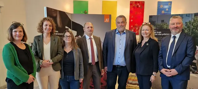 Ausstellung „Halt – keine Gewalt“ in Schloss Haus eröffnet