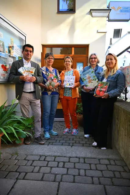 BGM Christian Gepp, Christine Mischek (Stadtbücherei), STR Petra Gerstenecker, GR 
Dagmar Tmej und VZBGM Bernadette Haider-Wittmann vor der Stadtbücherei 
Korneuburg. | Foto: Stadtgemeinde Korneuburg