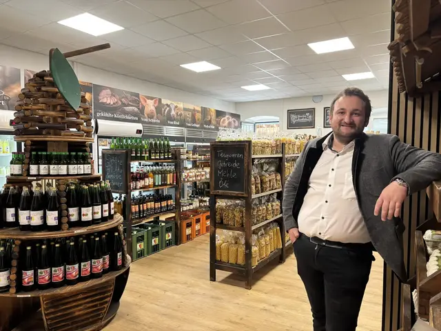 Christian Lang im geschaffenen Hofladen mit bäuerlichen Produkten von etwa 90 Lieferanten. | Foto: MeinBezirk Perg/Köck