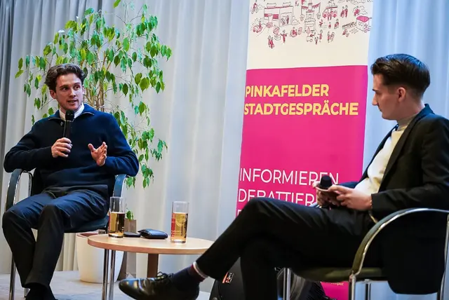 Andreas Grassl im Dialog mit Moderator Michael Pröll | Foto: NEOS Pinkafeld
