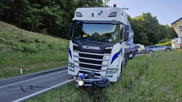 Ein Motorradfahrer stürzte auf der L 216 schwer. Der Mann wurde verletzt ins LKH Feldbach eingeliefert.