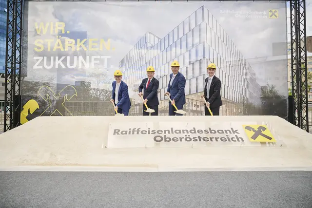 Von links: Bürgermeister der Stadt Linz Dietmar Prammer, OÖ Landeshauptmann Thomas Stelzer, RLB OÖ-Generaldirektor Reinhard Schwendtbauer, Beteiligungs- und Immobilienvorstand der RLB OÖ Gerald Aichhorn | Foto: RLB OÖ