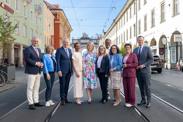 Bei der Konferenz der GesundheitsreferentInnen in Innsbruck: LR Martin Antauer (Niederösterreich), LRin Eva Prischl (Niederösterreich), LR Anton Kasser (Niederösterreich), LRin Martina Rüscher (Vorarlberg), LHStvin Christine Haberlander (Oberösterreich), StSin Ulrike Königsberger-Ludwig (Bund), StR Peter Hacker (Wien), LRin Daniela Gutschi (Salzburg), LRin Beate Prettner (Kärnten) und LR Karlheinz Kornhäusl (Steiermark). | Foto: Land Tirol/Sedlak