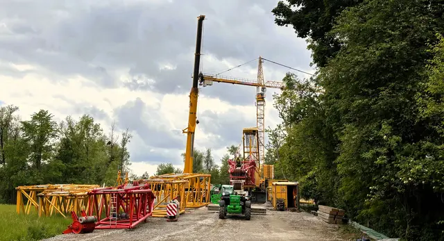 Schweres Gerät zum Einheben der restaurierten Brücke steht bereits vor Ort. | Foto: Gruber