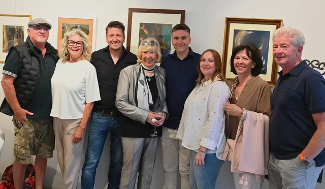Inge Kreuzer (Bildmitte) im Kreise der Familie
