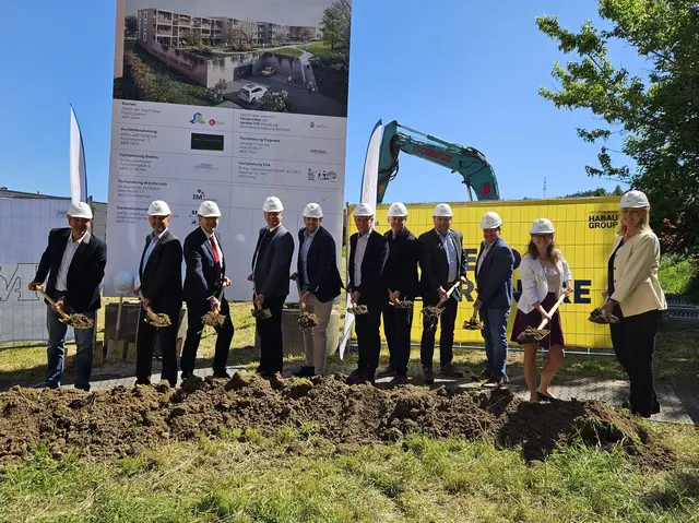 (v.l.n.r.): Stephan Mayr von Mayr-Bau, Stadtrat Christian Baumgarten, Landesrat Michael Gruber, die beiden GWG-Geschäftsführer Berthold Schörkhuber und Hans-Peter Bühringer, Architekt Gernot Hertl, Vizebürgermeister Helmut Zöttl, Christian Mayr von Held &amp; Francke, Vizebürgermeisterin Anna-Maria Demmelmayr und Stadträtin Katrin Auer beim Spatenstich am 18. Mai 2026. | Foto: Magistrat Steyr / Presse 