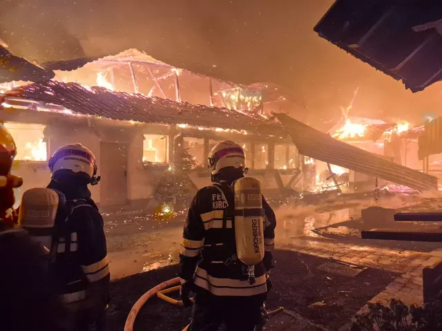 Großeinsatz bei einem Brand auf einem Kirchberger Bauernhof. | Foto: www.einsatzdoku.at