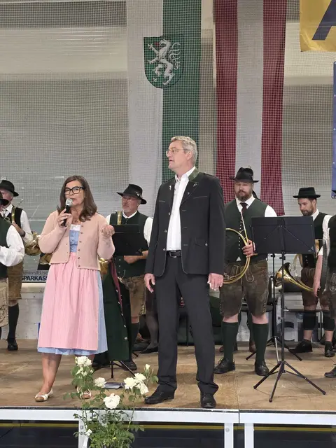 Auch die Gemeindespitze um Bgm. Tonner gibt sich ein Stelldichein. | Foto: zVg