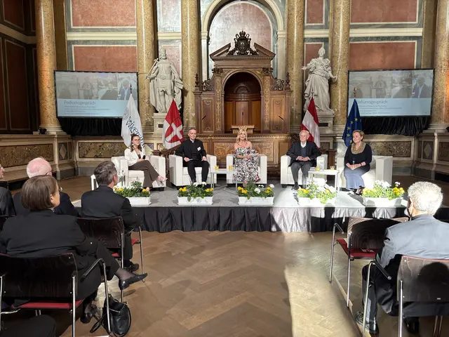 Auf dem Podium brachte Moderatorin Johanna Setzer (M.) vier Generationen ins Gespräch: Franz Haslinger (2.v.r.), enger Vertrauter des KHG-Gründers Karl Strobl, ehemalige KHG-Bildungsreferentin Gudrun Trausmuth (r.), KHG Leiter Pater Simon De Keukelaere (2.v.l.) und die Pychologiestudentin Miriam Haslauer (l.). | Foto: Mathias Kautzky/MeinBezirk