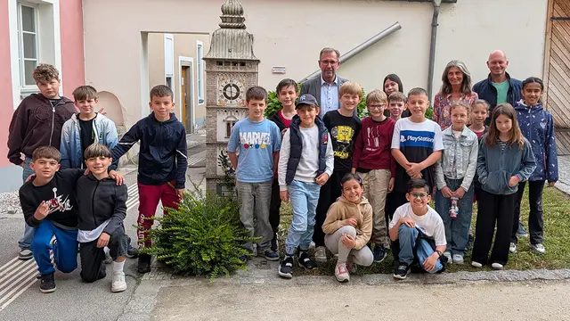 Bürgermeister Christian Deleja-Hotko begrüßte die Gruppen und nahm sich viel Zeit, um auf die Fragen der Kinder einzugehen. | Foto: Stadtgemeinde Enns