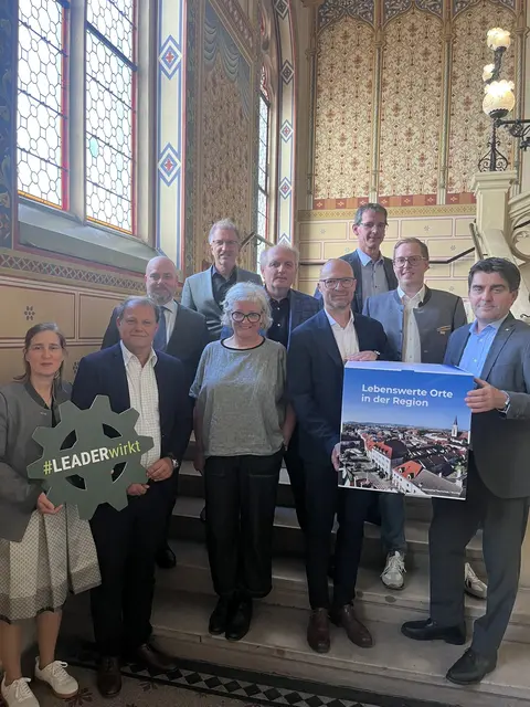 1 Reihe Von links nach rechts: DI Sonja Eder, MA (LEADER-Management), Daniel Brüll (NÖ Dorf- &amp; 
Stadterneuerung), Univ. Prof. DI Lilli Lička (Landschaftsarchitektin), LEADER Regionssprecher Dipl.-
HLFL-Ing. Manfred Weinhappel, LAbg. Christian Gepp, MSc 
2 Reihe Von links nach rechts: BH Hollabrunn Karl-Josef Weiss, BH Korneuburg Andreas Strobl, 
Michael Hainitz (LEADER-Management) 
3 Reihe Von links nach rechts: Oskar Januschke (Raumprozess + Public Consulting e.U.), Mag. 
Johannes Brandl (SPES-Zukunftsakademie) | Foto: LEADER-Region Weinviertel Donauraum